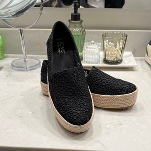 Tom’s Valencia platform size 8.5 black lace